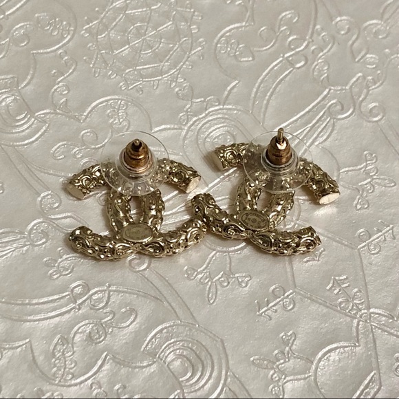 🍂 FALL SALE 🍂 Chanel Large Textured CC Logo Earrings GHW - Picture 5 of 6